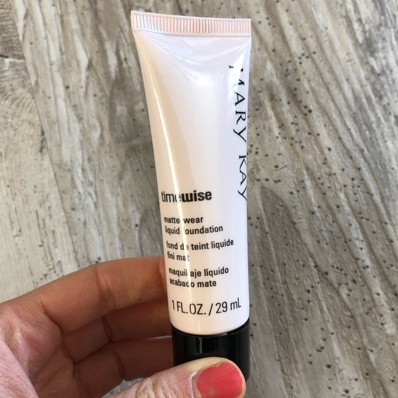 TimeWise Matte-Wear Liquid Foundation - Picture 2 of 8